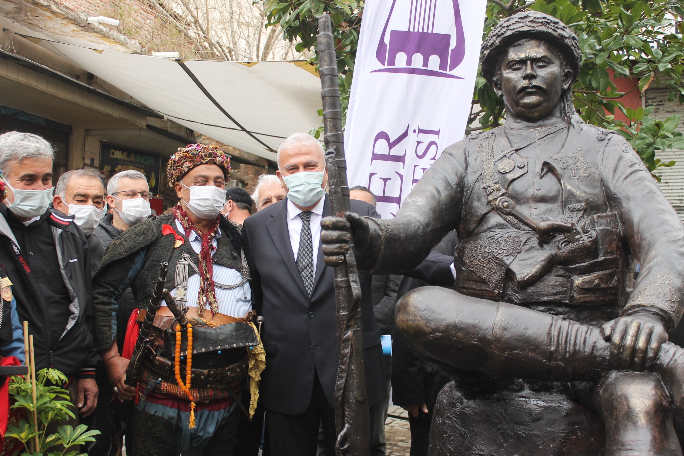 Başkan Atay’dan anlamlı heykel açılışı