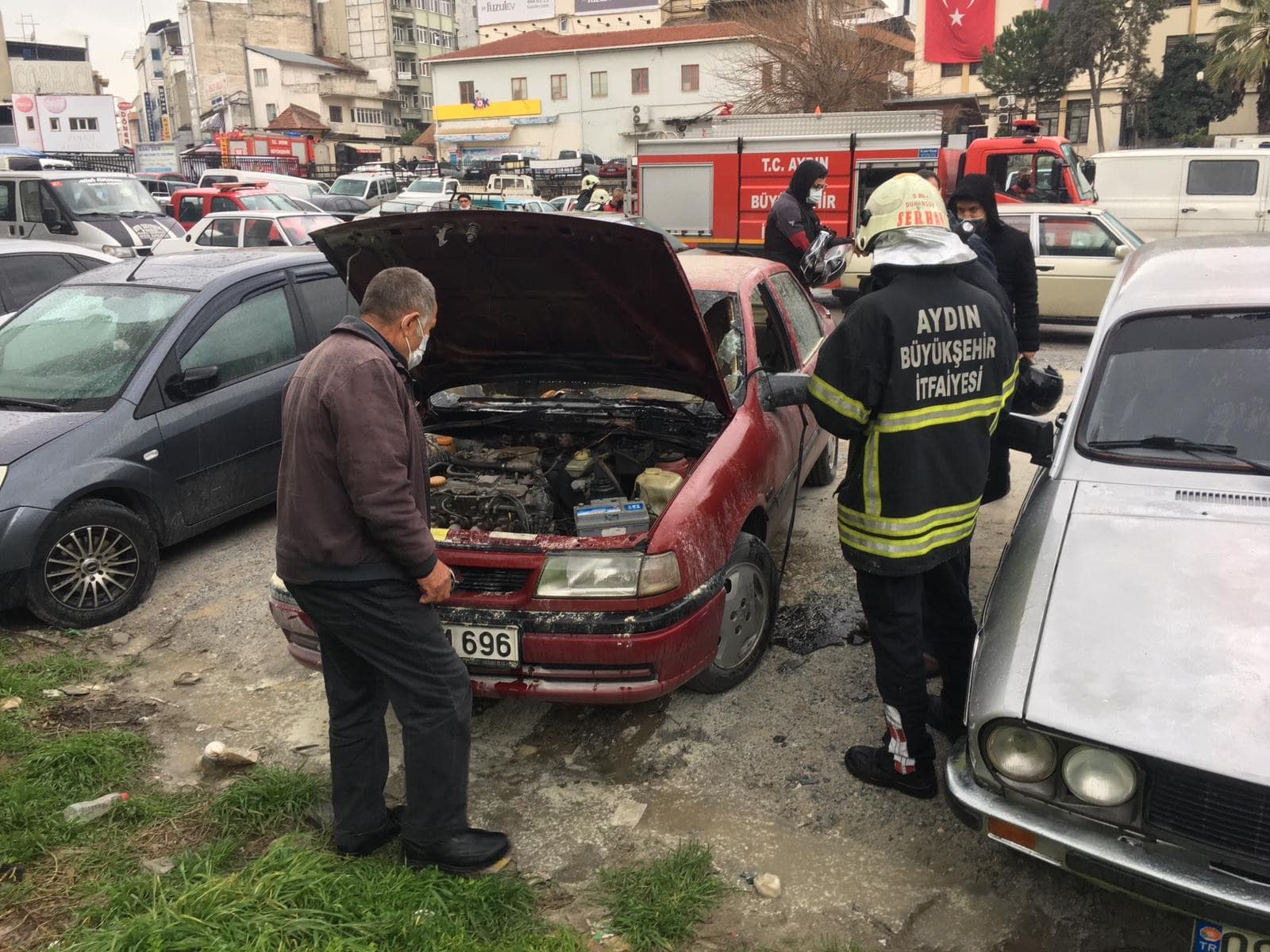 Aydın'da park halindeki otomobil alev aldı