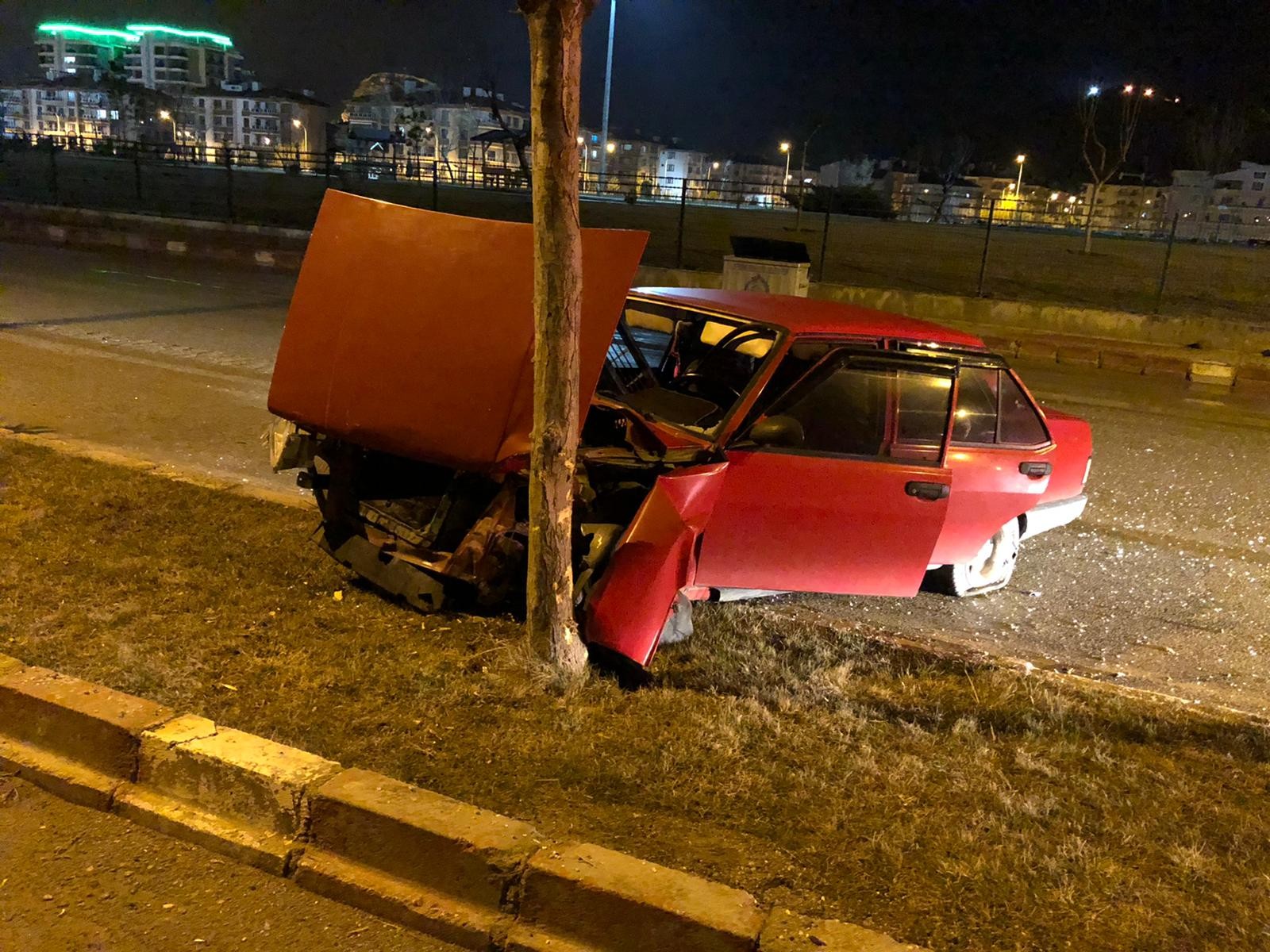 Kazada parçalanan otomobilini olay yerinde bırakıp kaçtı