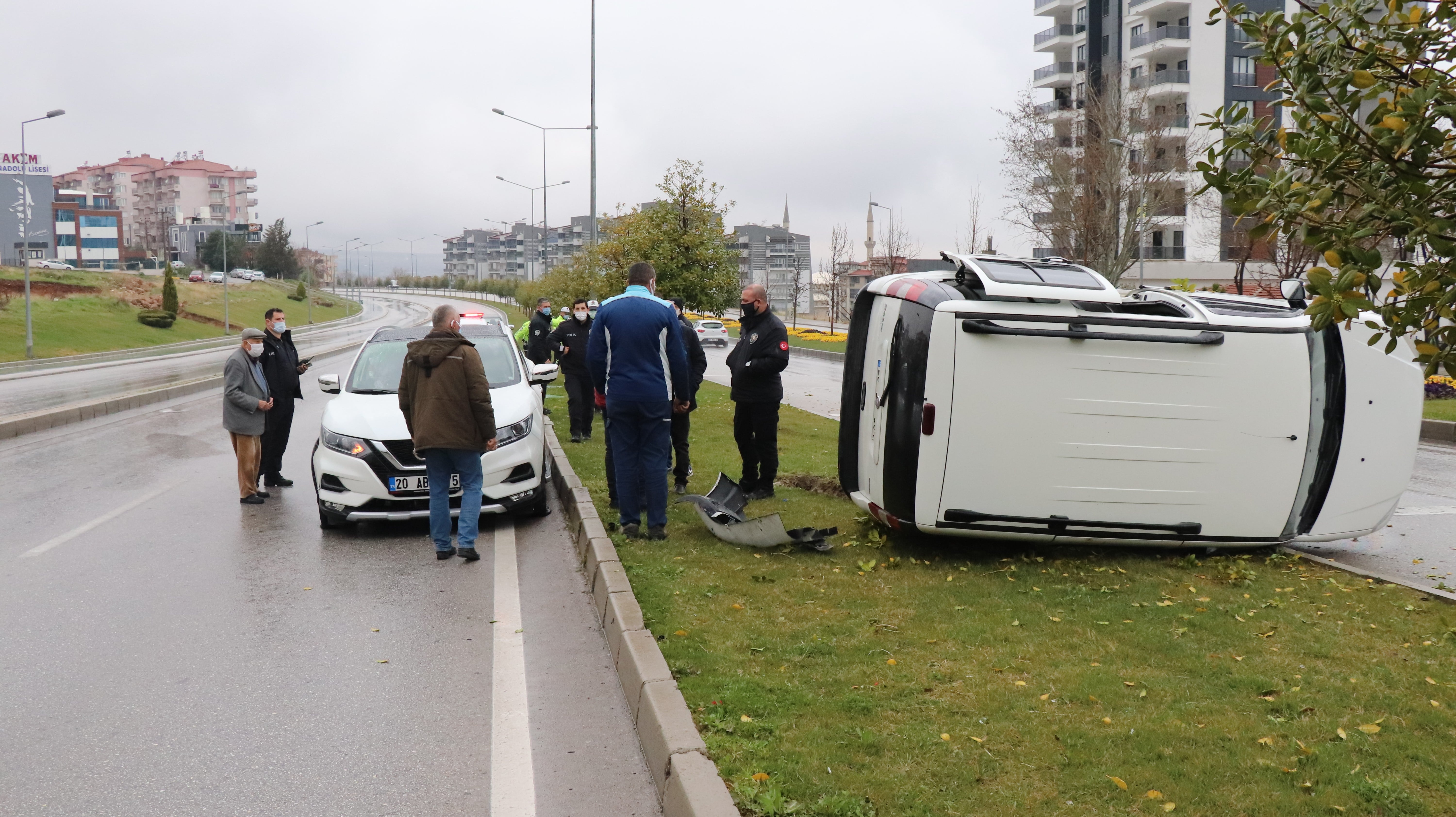 Yağışta kontrolden çıkan araç orta refüje çıkarak yan yattı