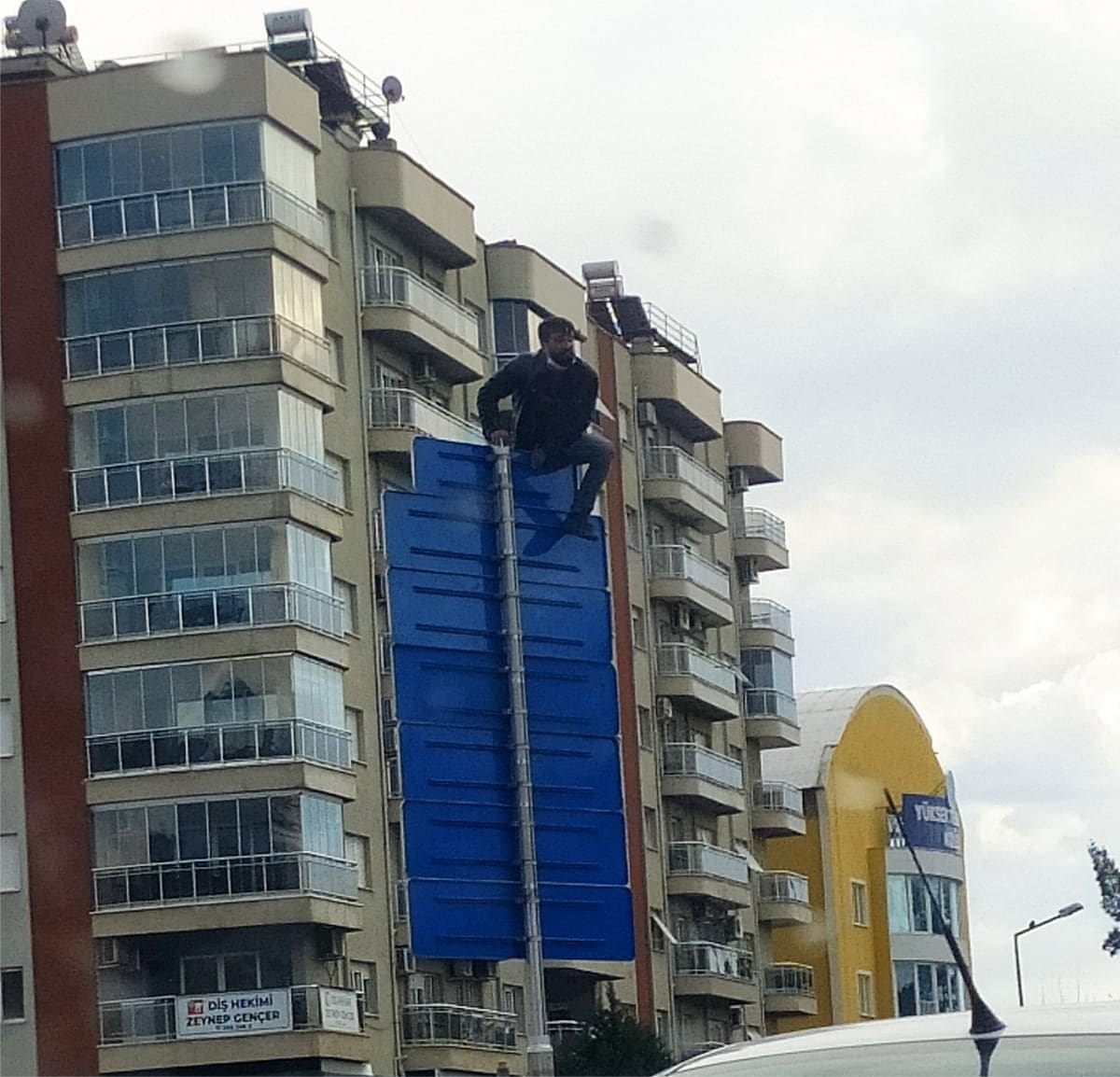 Trafik tabelasına çıkıp, aşağı atlamaya çalıştı