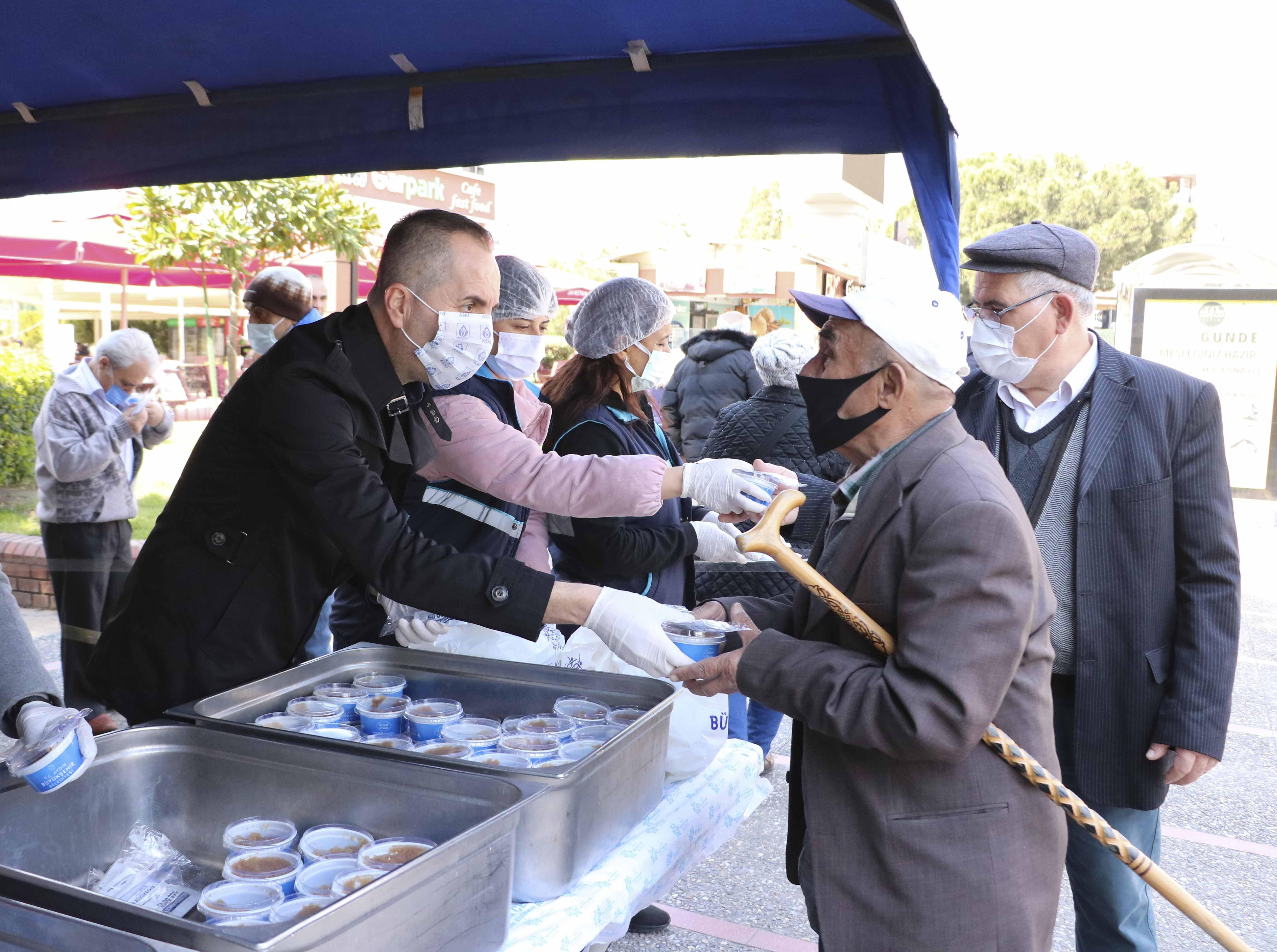  Aydın Büyükşehir Belediyesi Berat Kandili'nde vatandaşlara helva dağıttı