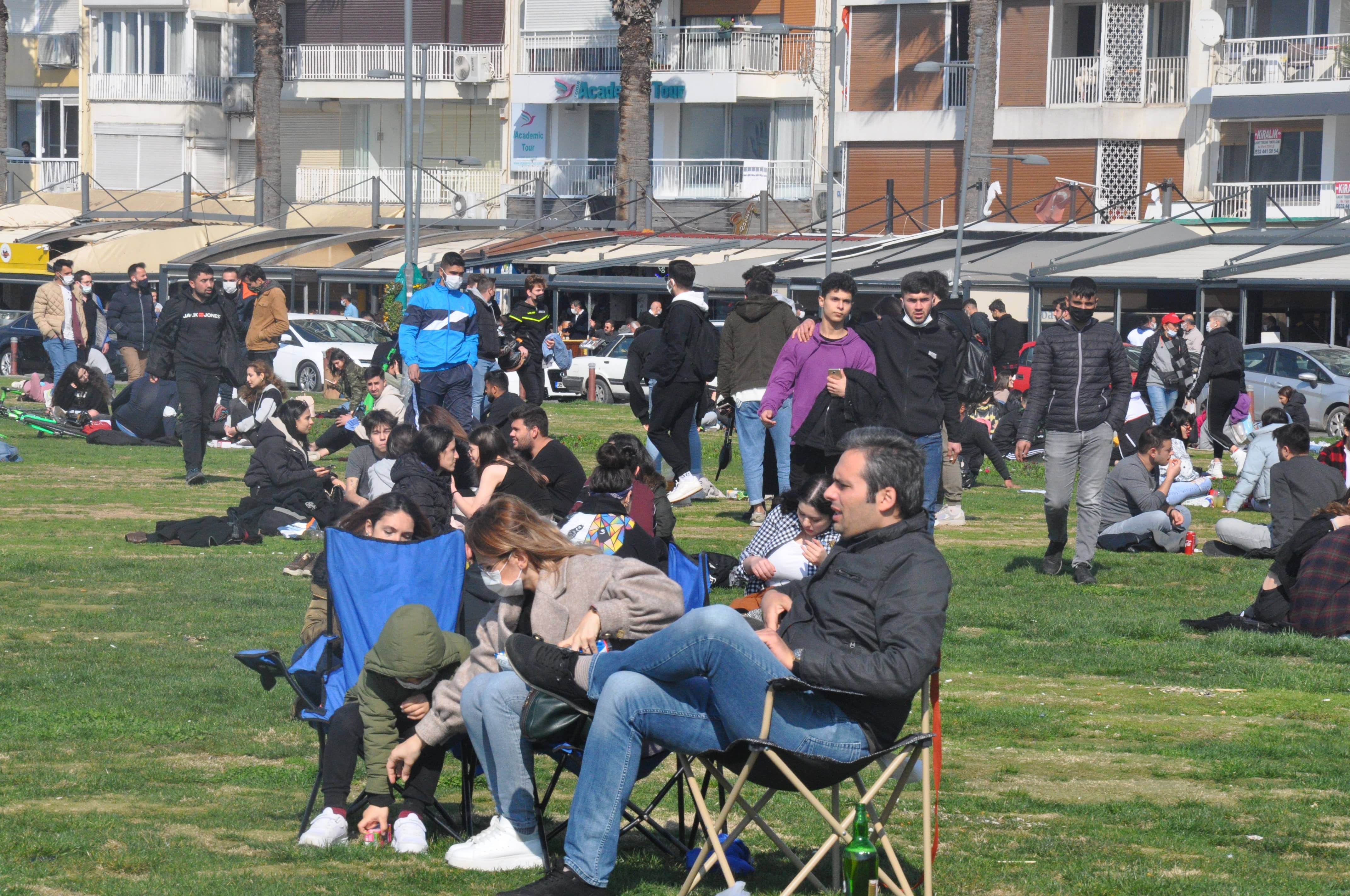  İzmir'de vatandaşlar Kordon'a akın etti, yoğunluk göze çarptı