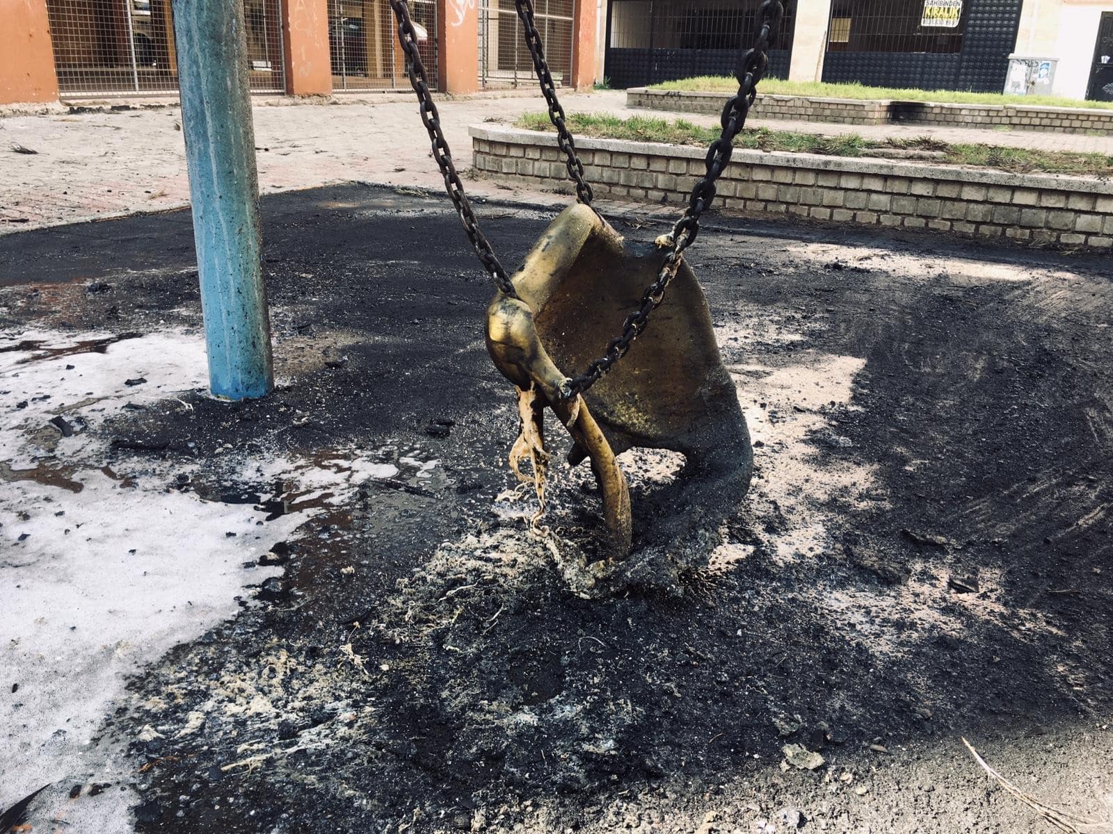  İçerisinde doğal gaz trafosu bulunan parkta çıkan yangın panikletti