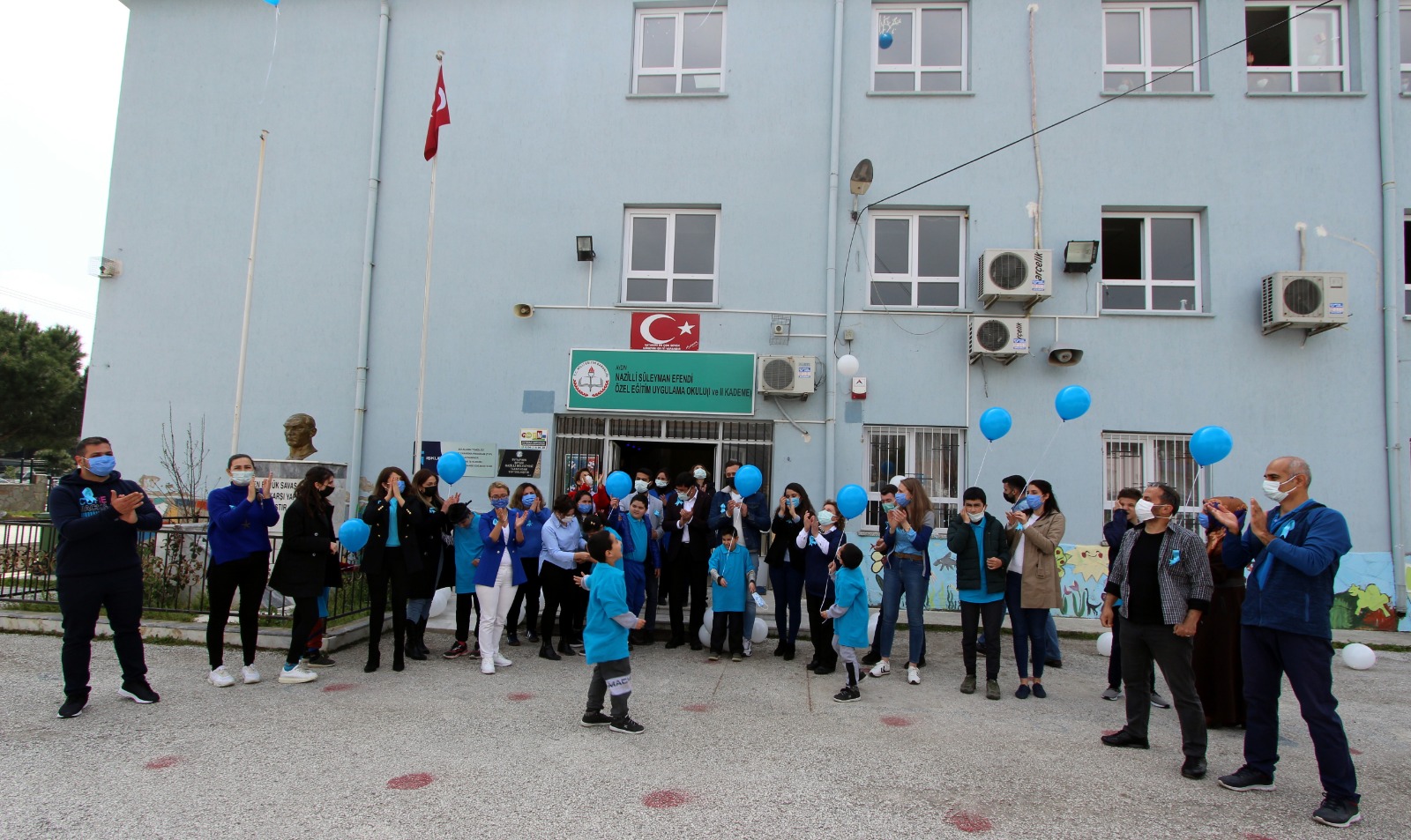 Otizme farkındalık için mavi balon uçurdular 