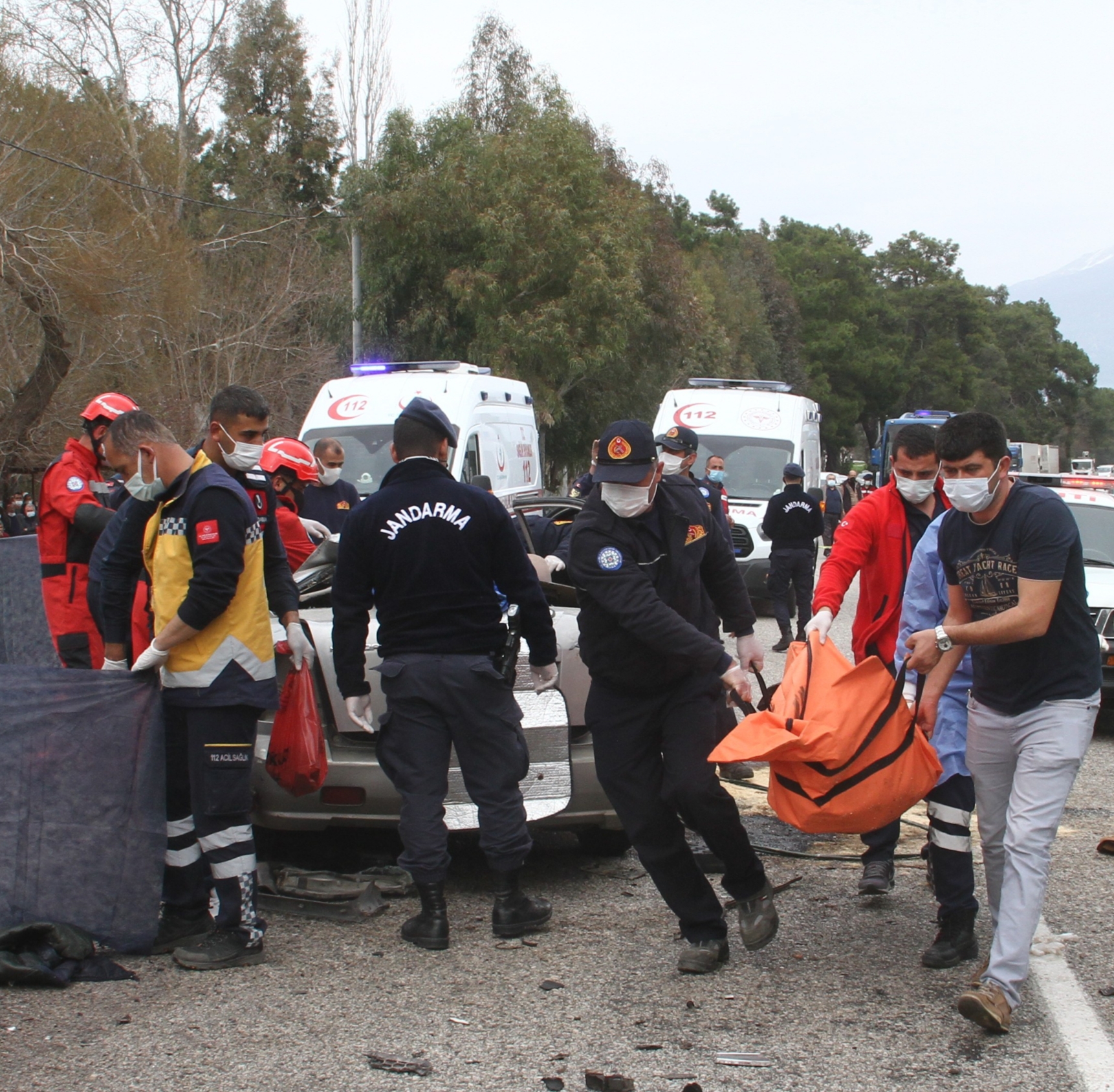 Muğla'da tırla otomobil kafa kafaya çarpıştı