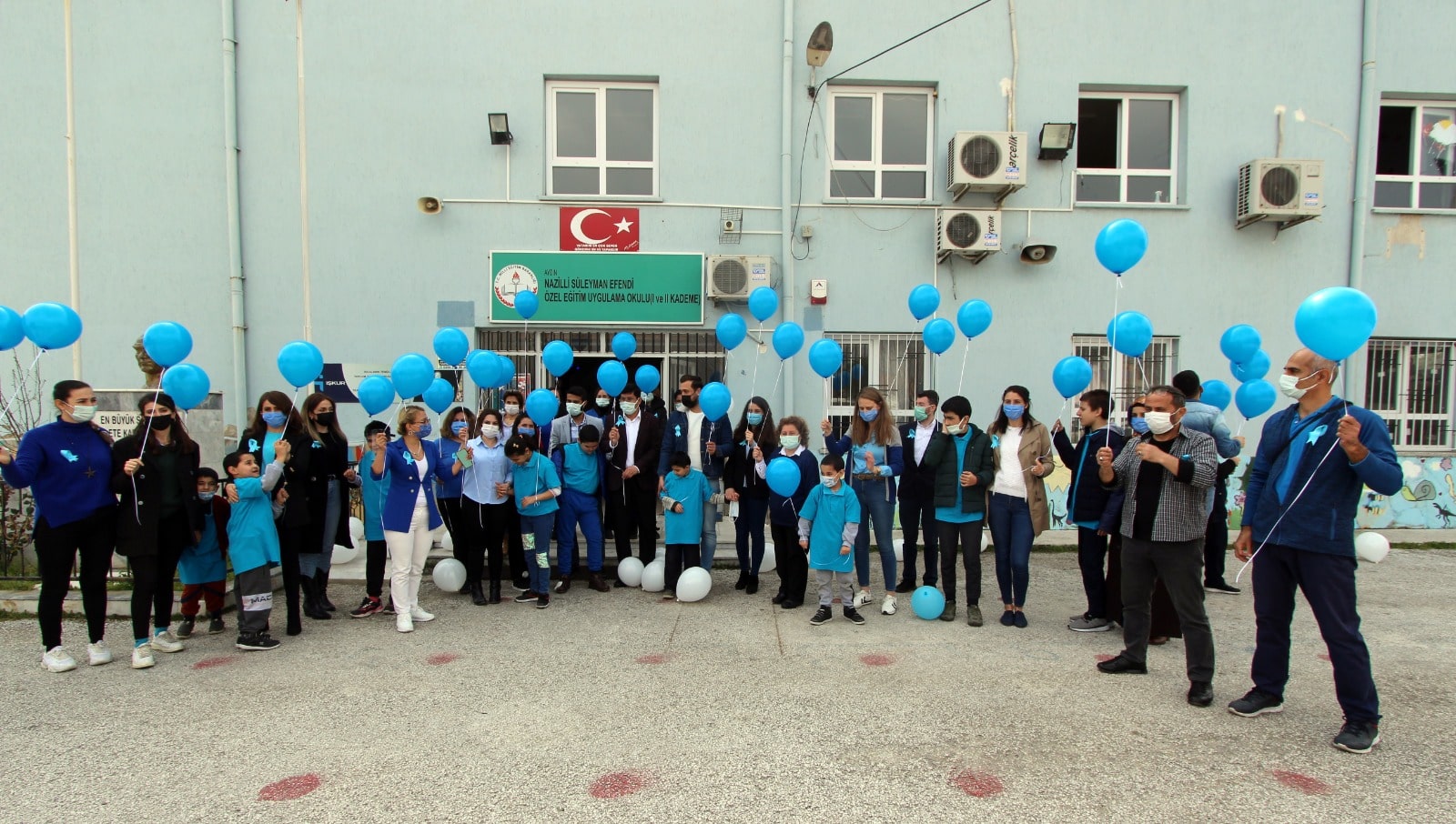 Otizme farkındalık için mavi balon uçurdular 